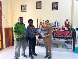 Wartawan Kompas.com Serahkan Puluhan Buku Karyanya ke Sejumlah Sekolah di Sorong, Papua Barat Daya