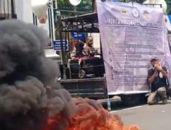 Diduga Potong Biaya Studi, Mahasiswa Tolikara Seluruh Indonesia Aksi Demo dan Bakar Ban di Depan Kantor Kemendagri Jakarta