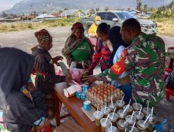 Anggota Persit Cabang XXXII Kodim Deiyai Distribusi Susu Formula Untuk lbu Hamil dan Balita Berstatus Stunting