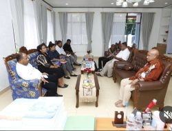 Anggota Badan Pengarah Papua Alberth Yoku Bertemu Penjabat Bupati Sarmi Markus Mansembra