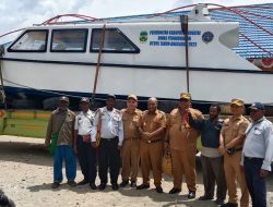 Bertepatan HUT Otsus Papua, Penjabat Bupati Petrus Agapa Serahkan 1 Unit Speedboat Untuk Hamba Tuhan di Dogiyai
