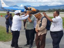 Sekda Tolikara Dr Yosua Douw Sematkan Noken Kepada Inspektur Kemendagri Elfin Elyas Setiba di Jayawijaya