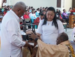 Administrator Keuskupan Timika Terimakan Sakramen Krisma 173 Umat, Pasutri John Rettob-Susi Herawati Jadi Wali