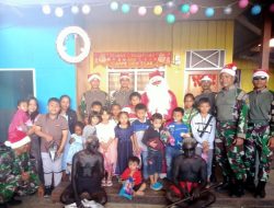 Berpakaian Ala Santa Claus, Personel Satgas Yonif 527/By Bagikan Bingkisan Natal
