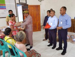 Cara Berbagi Sukacita Natal Bupati Rihi Heke dan Karyawan Bank NTT Cabang Sabu