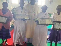 Sri Paus Berikan Piagam Perhargaan Kepada Dua Katekis yang Mengabdi 50 Tahun di Keuskupan Timika