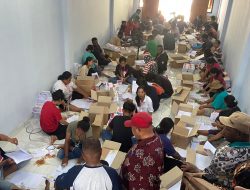 Surat Suara Pemilu 2024 Mulai Dilipat, Aparat Polres Pegunungan Bintang Pantau Secara Bergantian