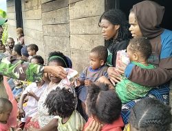 Dukung Program Kepala Staf TNI-AD, Babinsa Koramil Tigi dan Persit Bagi Makanan Tambahan Cegah Stunting