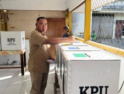 Penjabat Bupati Jayapura Triwarno Purnomo Bersama Keluarga Berikan Suara di TPS 09 Kelurahan Vim