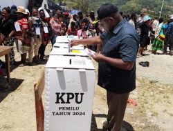 Penjabat Bupati Tolikara Marthen Kogoya dan Sekda Yosua Douw Coblos di TPS 2 Karubaga