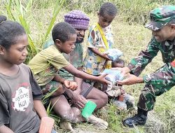 Dukung Program Kepala Staf TNI AD, Babinsa di Deiyai Bagikan Makanan Tambahan untuk Balita dan Ibu Hamil