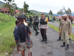 Aparat dan Satpol Pamong Praja Patroli Jelang Pleno Pemilu Tingkat Kabupaten di Puncak Jaya