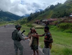 Anggota Satgas Penegakan Hukum Operasi Damai Cartenz 2024 Kiwirok Patroli Dialogis Jaga Kamtibmas