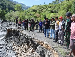 Kapolres Kuswara Dampingi Penjabat Bupati Puncak Jaya Tumiran Tinjau Dampak Banjir Bandang di Distrik Gurage