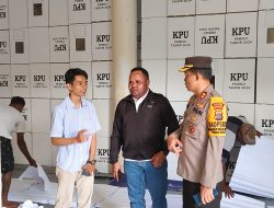 Kapolres Fauzan Dampingi Penjabat Bupati Marthen Kogoya Tinjau Kelengkapan Logistik KPU Kabupaten Tolikara