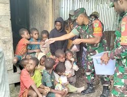 Babinsa Koramil Tigi Bersama Persit Bagi Makanan Tambahan Kepada Balita dan Ibu Hamil untuk Cegah Stunting