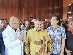 Bupati Pegunungan Bintang Yan Bidana Serahkan Satu Unit Gedung Pemda Jadi Kampus Sementara Universitas Okmin Papua