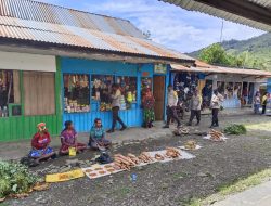 Polsek Bokondini Jalan Kaki Pantau Kamtibmas Selama Puasa Ramadhan 1445 Hijriah Tahun 2024