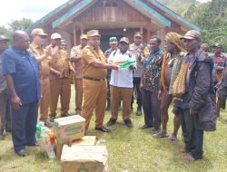 Penjabat Bupati Petrus Agapa Serahkan Bantuan Kepada Warga Korban Pasca Bencana Banjir Menerjang Distrik Kamuu Utara