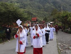 Ibadah Jumat Agung di Gereja Santo Petrus Mulia, Puncak Jaya Berjalan Khidmat