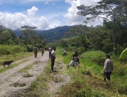 Polsek Bokondini dan Warga Bersihkan Jalan untuk Pelayanan Arus Balik Lebaran