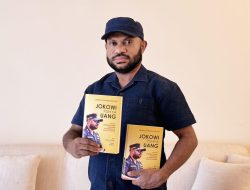 Tokoh Muda Papua Tengah Yakobus Dumupa Luncurkan Buku Tentang Politik Pembangunan Desa