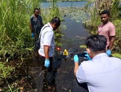Polisi Evakuasi Mayat Pria Tanpa Identitas yang Mengapung di Danau Sentani