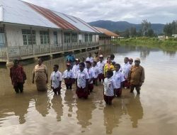 Para Guru dan Siswa di Paniai Apel di Tengah Banjir Demi Sukseskan Ujian Sekolah dan Ujian Nasional