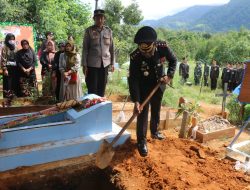 Kapolres Jayapura Fredrickus Maclarimboen Pimpin Upacara Pemakaman Jenazah Aipda Erwin Indarto