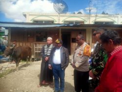 Penjabat Bupati Lanny Jaya Alpius Yigibalom Serahkan Hewan Qurban Kepada Masjid Al Muhajirin Tiom