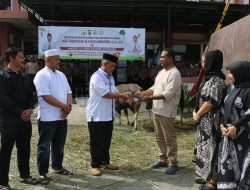 Kapolres Jayapura Fredrickus Maclarimboen Serahkan Hewan Qurban di Hari Raya Idul Adha 1445 Hijriah