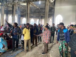 Penjabat Bupati Paniai Martha Pigome Kunjungi Pengungsi Bibida di Paroki Salib Suci Madi