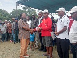 Anggota DPR Willem Wandik Serahkan Persembahan Rp 140 Juta Kepada Jemaat Untuk Meriahkan Dua Agenda GIDI di Jayapura