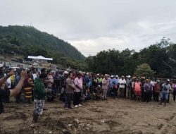 Pemda dan Masyarakat Tolikara Serahkan Persembahan 76 Ekor Babi Untuk Peresmian Kantor Pusat GIDI dan Konferensi Umum ke-20 Tahun 2024