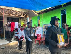Jenazah Anggota Polres Dogiyai Almarhum Briptu Merpen Dogomo Dimakamkan Secara Kedinasan di Nabire