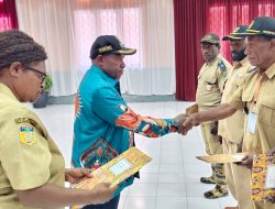 Penjabat Bupati Deiyai Elimelek Edowai Sebut Perangkat Desa Dituntut Memahami Regulasi Agar Mampu Mengelola Anggaran