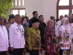 Kunjungan Wapres di Wamena, Ibu Hj. Wury Ma’ruf Amin dan Ny Herwin Wanggai Kenakan Noken