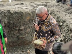 Bupati John Rettob Lakukan Peletakan Batu Pertama Pembangunan Gedung Serba Guna GKI Ebenhaezer Timika