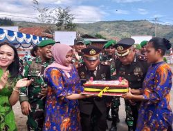 Dandim 1716/Tolikara Justus Mara Berikan Kejutan Hadiri Upacara Hari Bhayangkara Ke-78 Tahun 2024