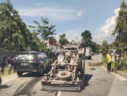 Melambung Hendak Menyalib Mobil di Depan, Pickup Terbalik: Inilah Nasib Sopir dan Penumpangnya