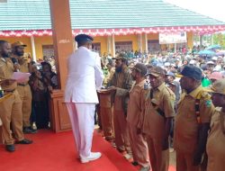 Penjabat Bupati Marthen Ukago Berikan Hadiah Kepada Kampung yang Berhasil Dalam Pembangunan dan Pengelolaan Dana Kampung