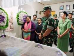 Pangdam Cenderawasih Izak Pangemanan Melayat ke Rumah Duka Serka Anumerta Jefri May yang Gugur di Tangan OPM