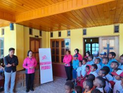 Polres dan Bhayangkari Cabang Deiyai Serahkan Bantuan Dalam Rangka Hari Kesatuan Gerak Bhayangkari Peduli