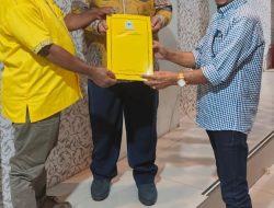 Theo Sitokdana dan Terianus Keduman Terima Surat Keputusan B1-KWK dari Partai Golkar, Siap Maju Pilkada Kabupaten Pegunungan Bintang