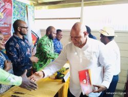 Calon Independen Ruben Magai dan Yosep Douw Jadi Paslon Pertama yang Mendaftar di KPU Dogiyai Mengikuti Pilkada 2024