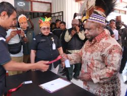 Putra Mantan Gubernur Papua Lukas Enembe Bersama Bakal Calon Bupati Dinus Wanimbo Resmi Mendaftar di KPU Kabupaten Tolikara