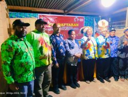 Paslon Bupati-Wakil Bupati Oskar Makai dan Yani Bobi Mendaftar di KPU Dogiyai Mengikuti Pilkada 2024