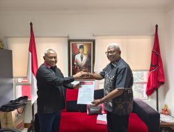 Koleksi Lagi Rekomendasi Partai, Giliran PDIP Resmi Serahkan B1KWK untuk Paslon Joel Maju Pilkada Mimika