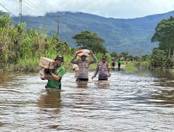 Personil Polres Dogiyai dan Kodim Nabire Serahkan Sembako Untuk Warga Korban Banjir di Distrik Kamuu