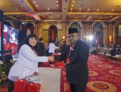 Sekda Tolikara Yosua Douw Terima Duplikat Bendera Pusaka dari Presiden Melalui Kepala BPIP RI Yudian Wahyudi